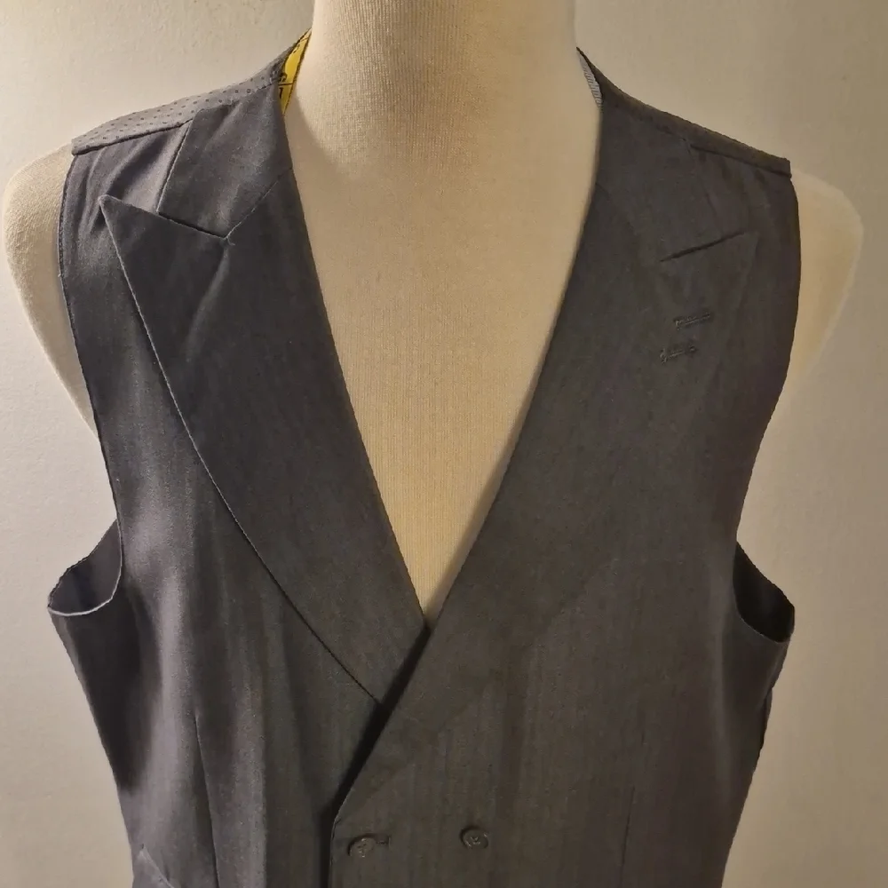 Elegant 3 Piece Double-Breasted Suit - Picture 6 of 11